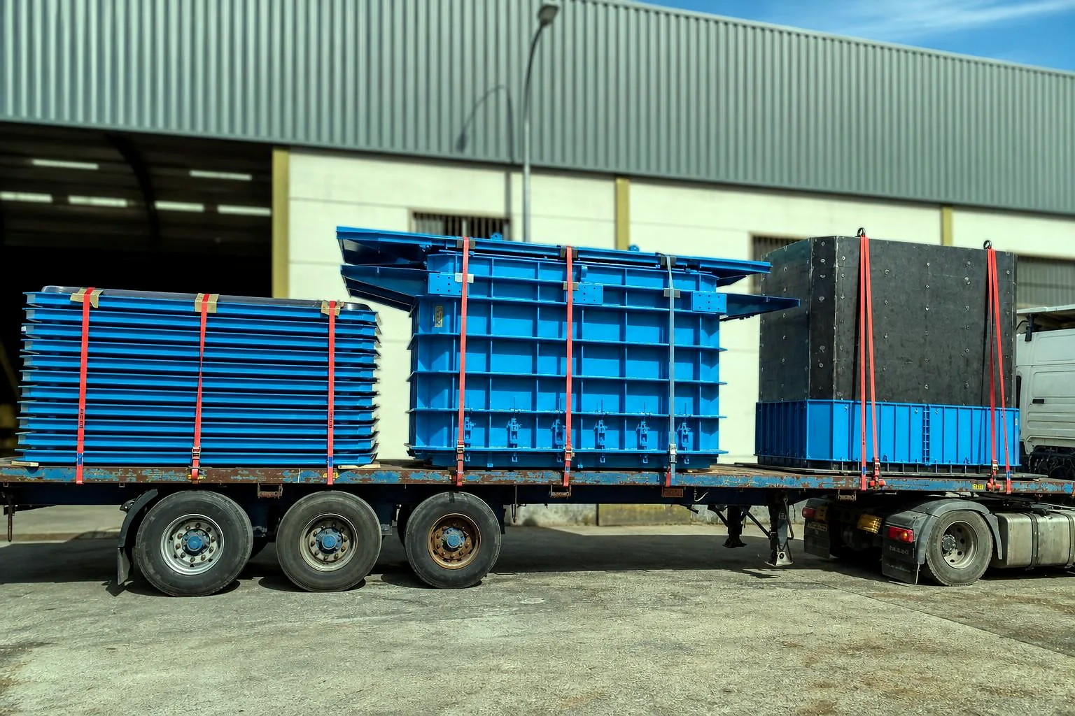 Box culvert mould with core, jacket and rings prepared for transport